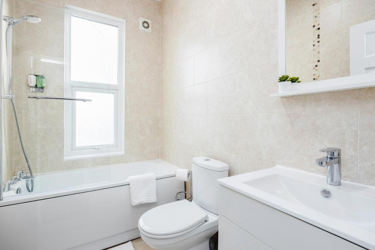 Business & Leisure 2 Bedroom & Parking By Damask Homes Ίλφορντ Εξωτερικό φωτογραφία